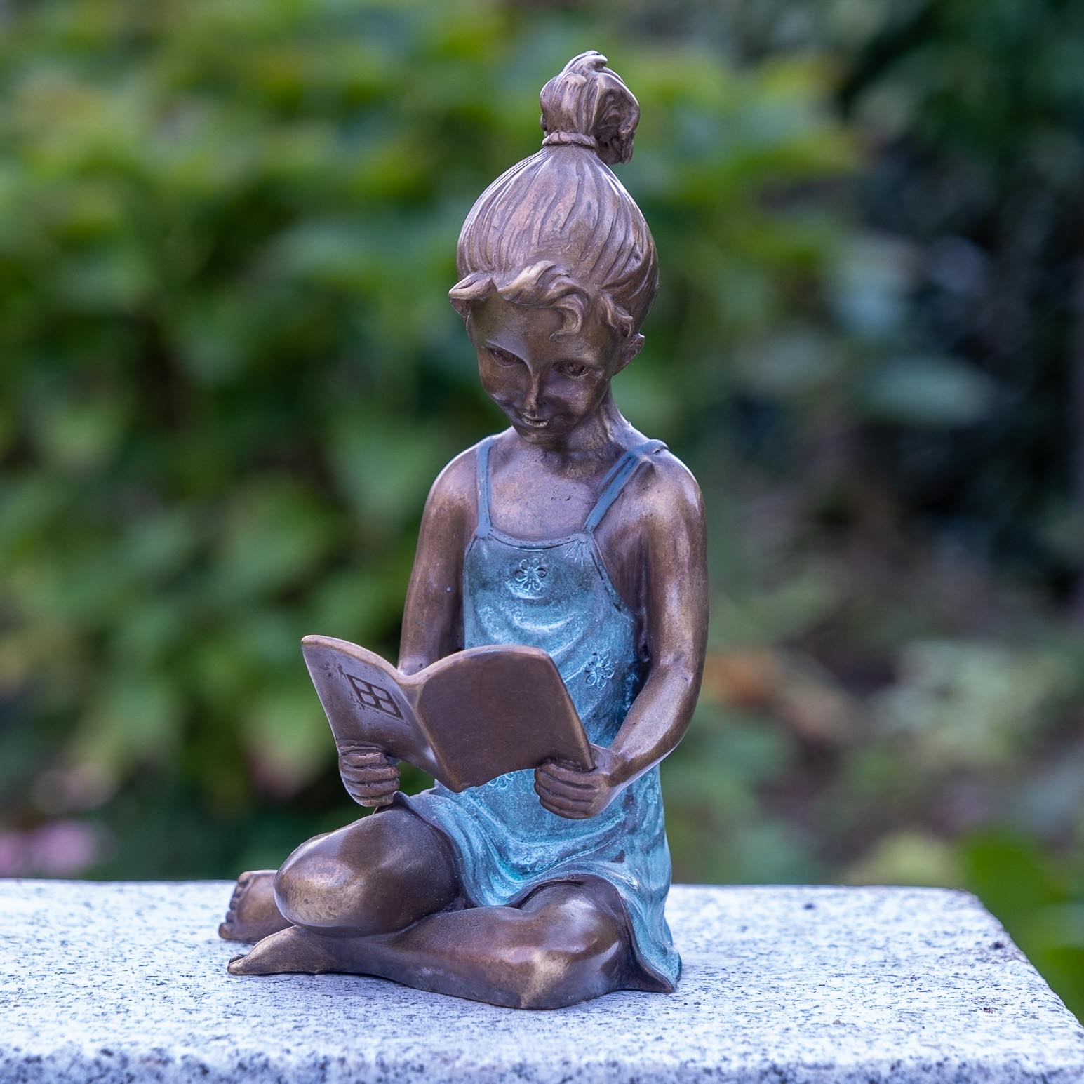 Bronzeskulptur kleines sitzendes Mädchen Dekorationsfigur Gartendekoration 