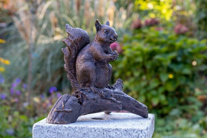 Bronze "Eichhörnchen auf einem Ast"