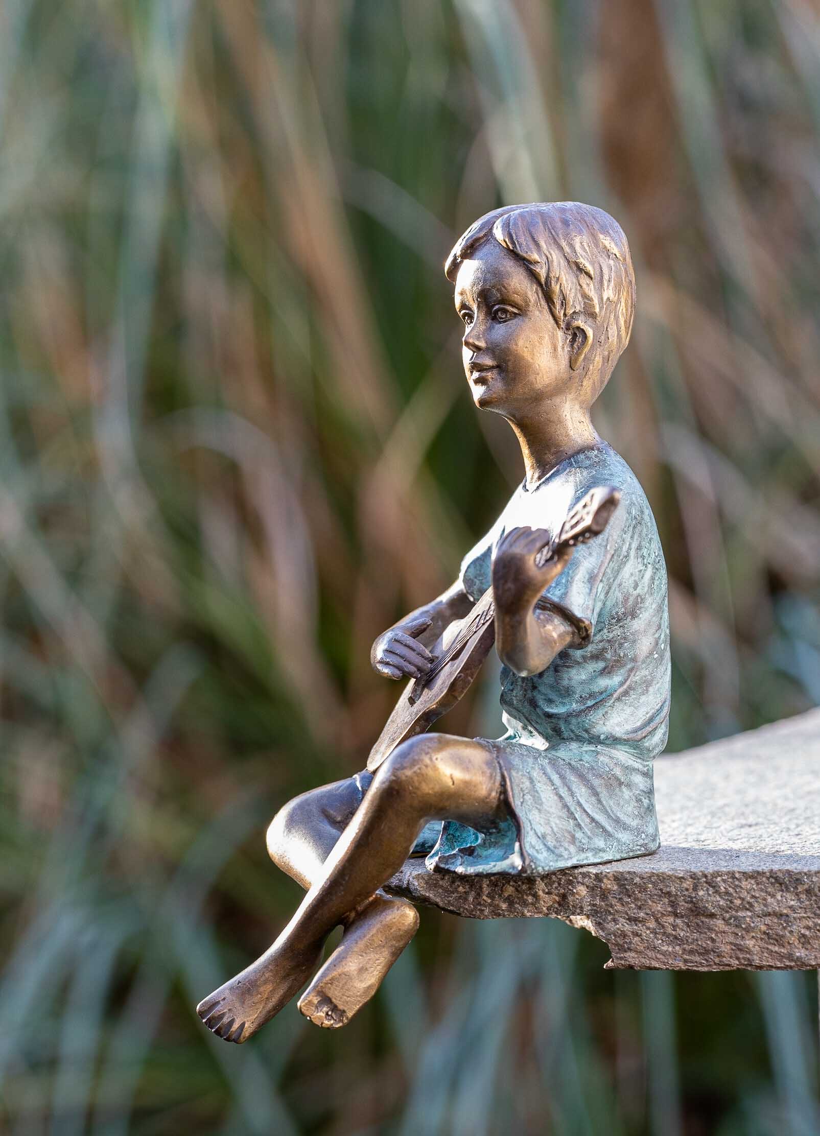 Bronzeskulptur Dekoration für Haus und Garten Junge mit Gitarre 