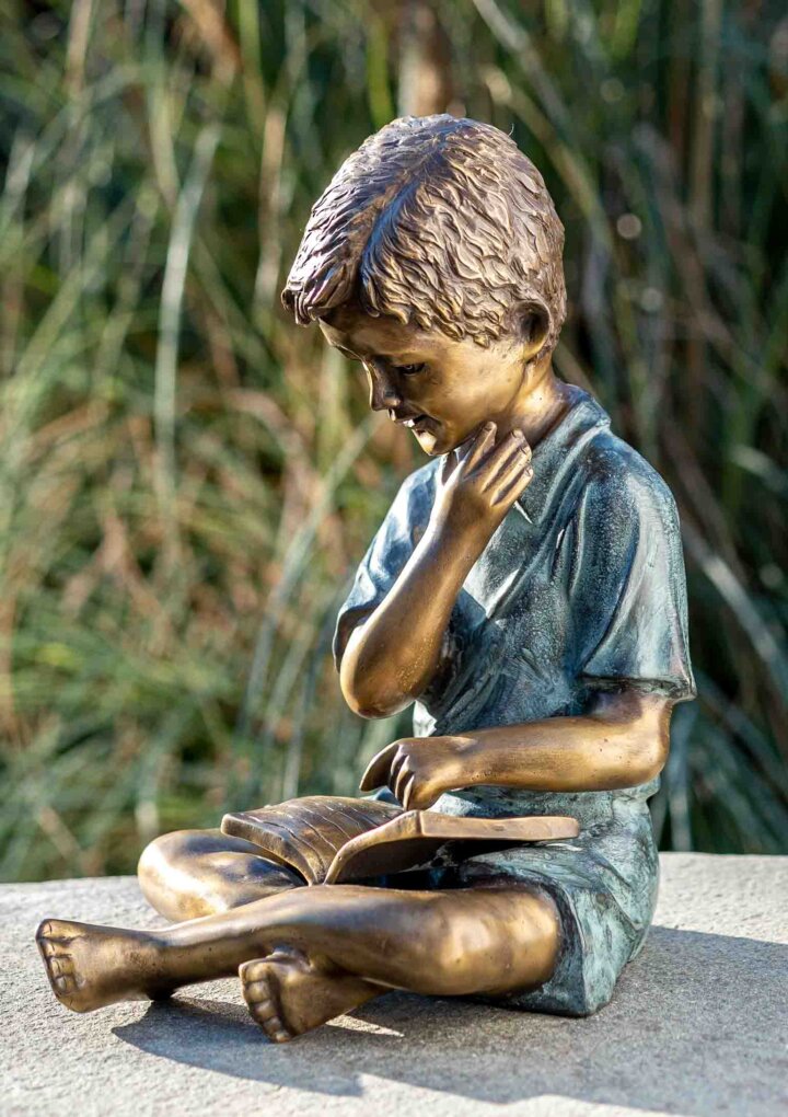 Bronze Skulptur "Junge mit Buch" – Bild 3