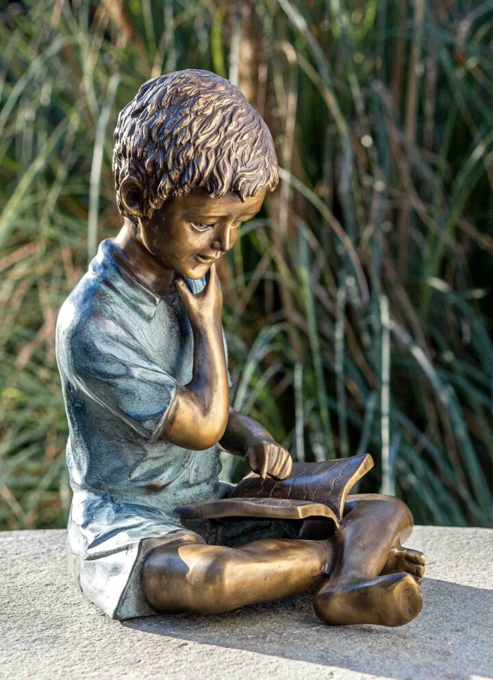 Bronze Skulptur "Junge mit Buch" – Bild 2