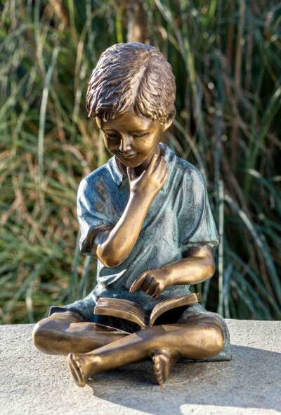 Bronze Skulptur "Junge mit Buch"
