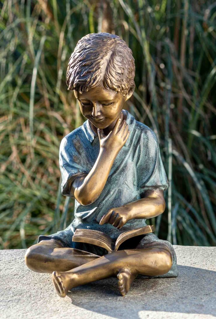 Bronze Skulptur "Junge mit Buch"