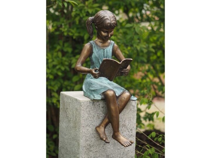 Bronze Skulptur "Lesendes Mädchen"