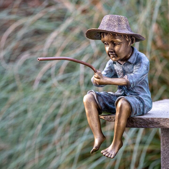 Bronze Skulptur "Junge mit Angel als Wasserspeier"