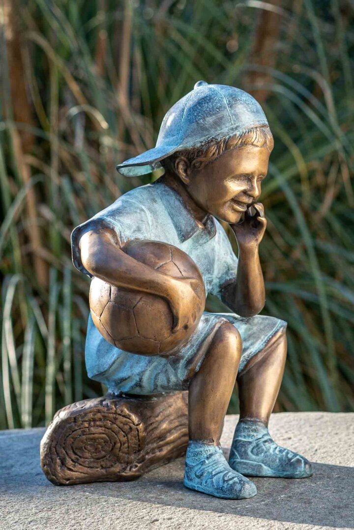 Bronze Figur "Junge mit Fußball" – Bild 3