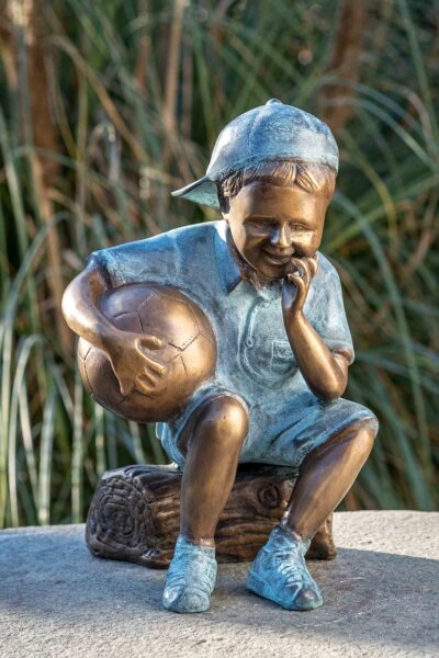 Bronze Figur "Junge mit Fußball"