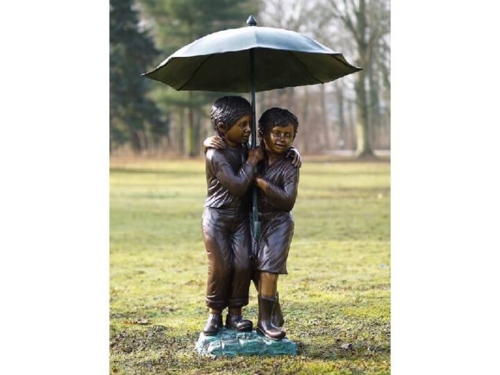 Bronze "Kinder unter einem Schirm"