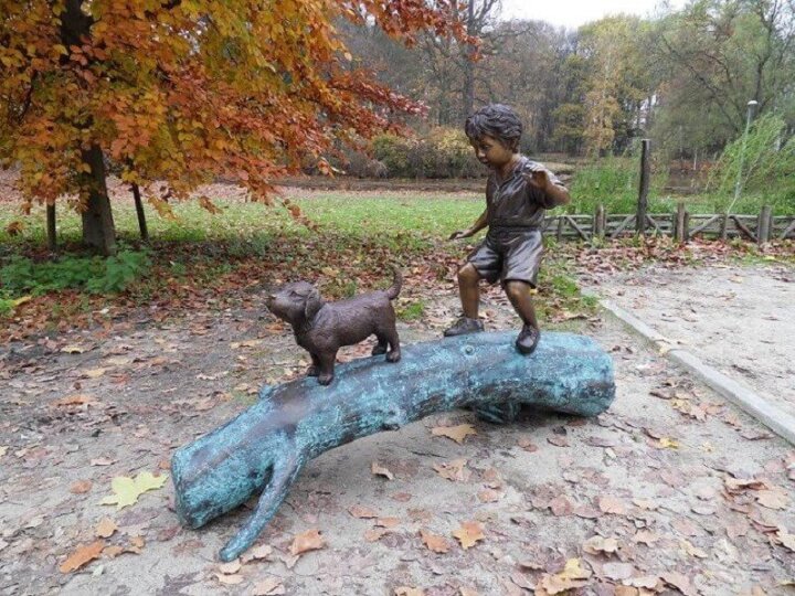 Bronze "Junge mit Hund auf einem Baumstamm"