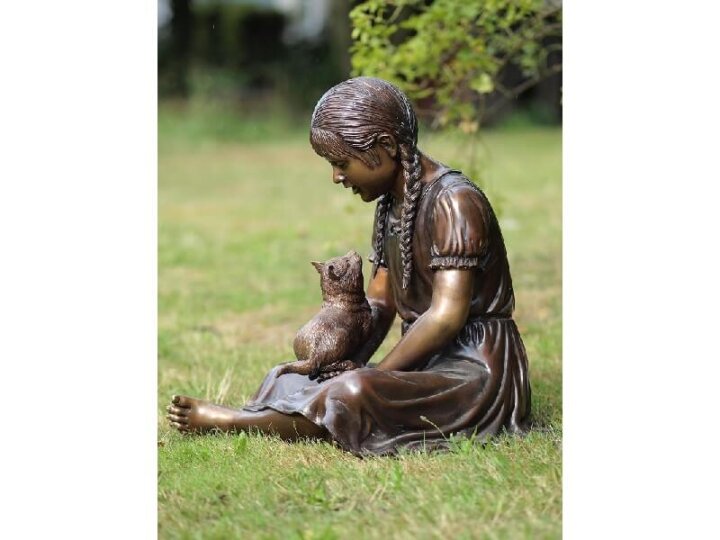 Bronze "Mädchen mit Katze am spielen"