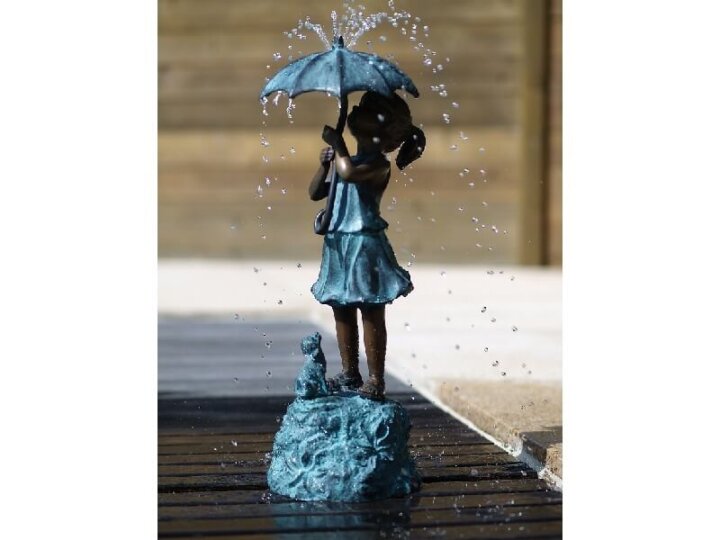 Bronze "Mädchen mit Schirm als Wasserspeier"