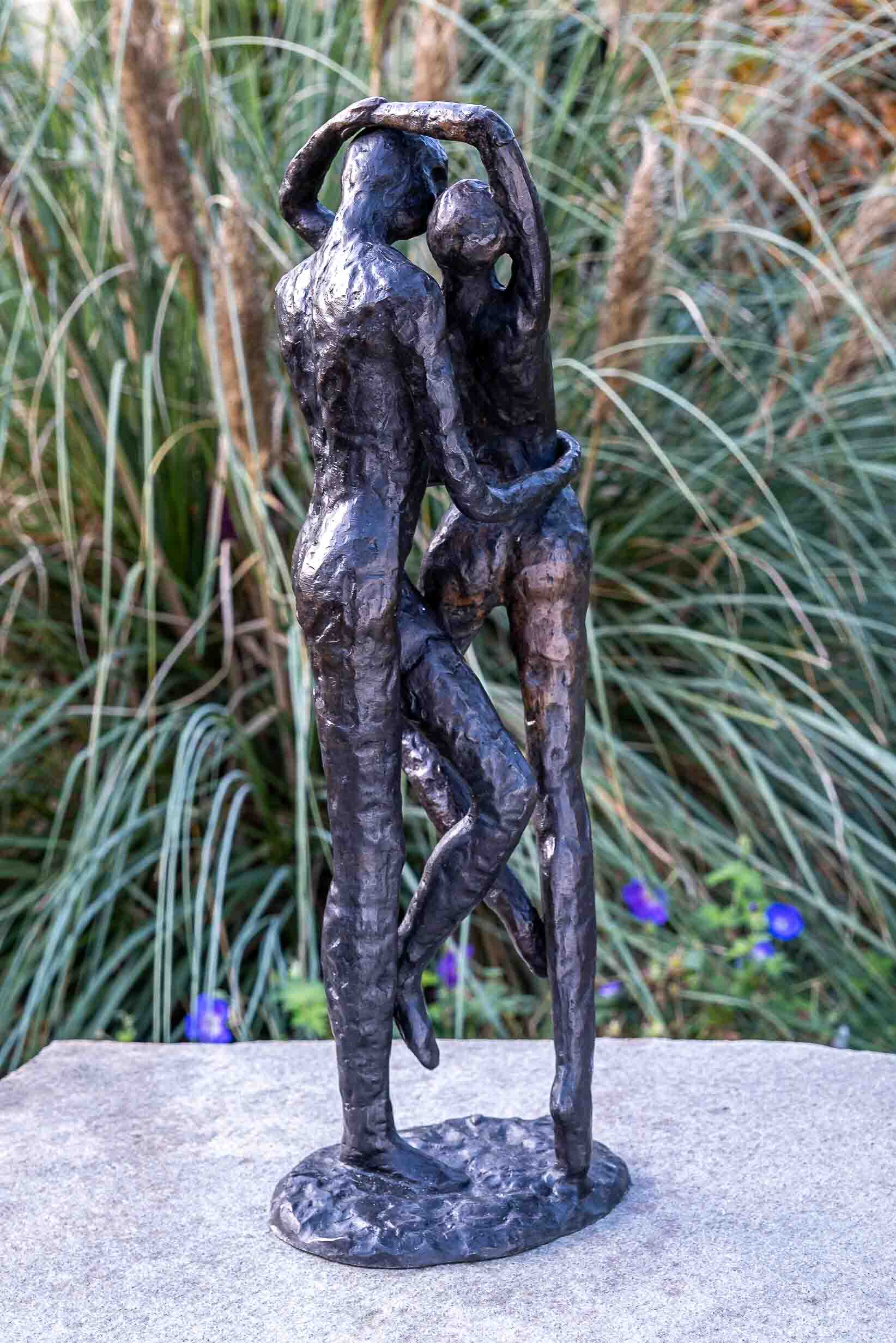 Moderne Skulptur Figur Bronze Mann Frau Liebespaar 