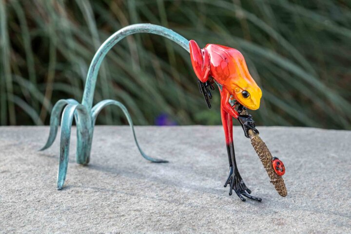Bronze emailliert "Roter Frosch auf einem Ast" – Bild 3
