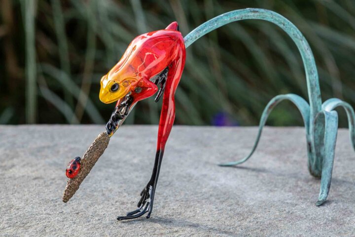 Bronze emailliert "Roter Frosch auf einem Ast"