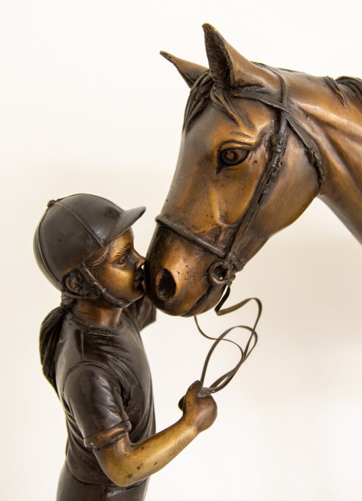 Bronzeskulptur "Mädchen mit Pferd" – Bild 3