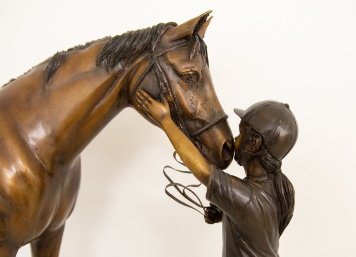 Bronzeskulptur "Mädchen mit Pferd" – Bild 2