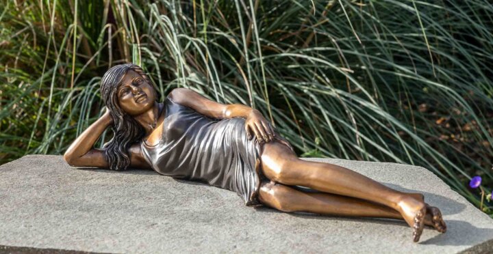 Bronze Skulptur "Liegendes Mädchen" – Bild 2
