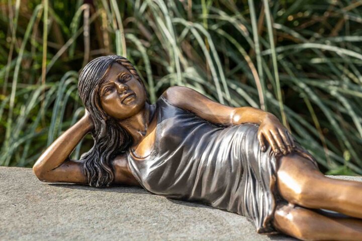 Bronze Skulptur "Liegendes Mädchen" – Bild 3