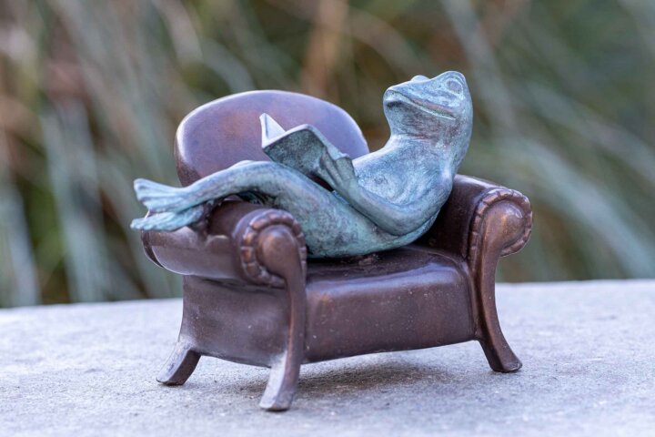 Bronze Figur "Lesender Frosch auf einem Sofa"