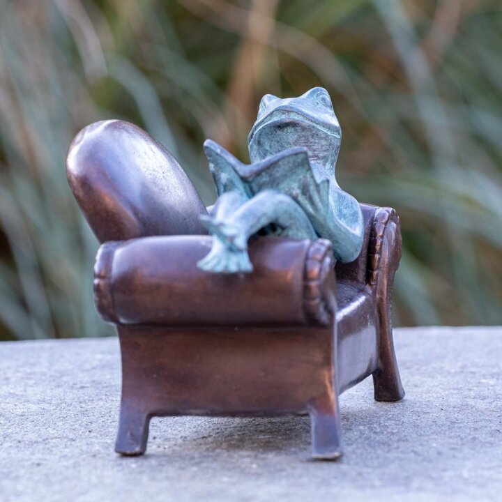 Bronze Figur "Lesender Frosch auf einem Sofa" – Bild 2