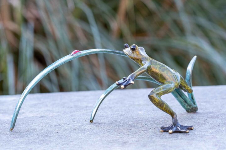Bronze Figur "Frosch mit Marienkäfer auf einem Ast"