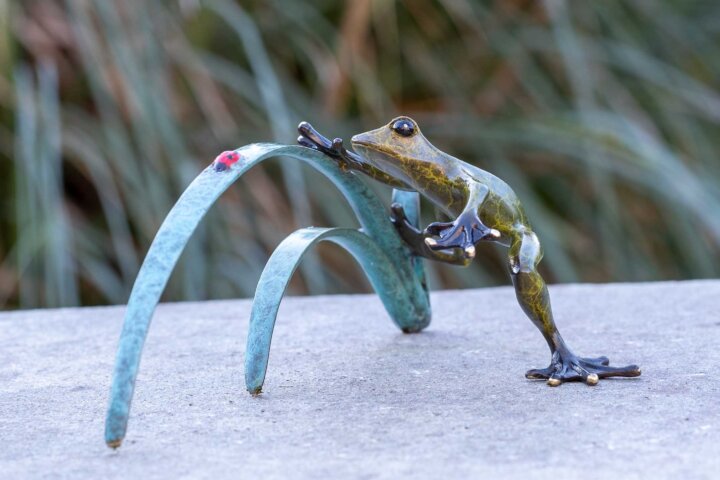 Bronze Figur "Frosch mit Marienkäfer auf einem Ast" – Bild 2