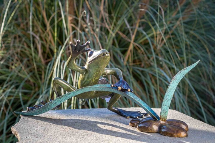 Bronze Figur "Frosch mit Blatt Fontäne"