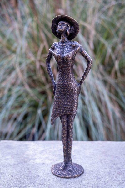 Bronzefigur "Moderne Dame mit Hut"
