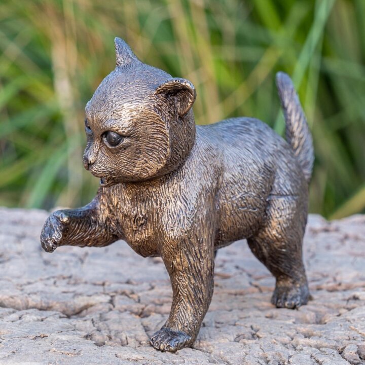 Bronzefigur "Stehendes Kätzchen"