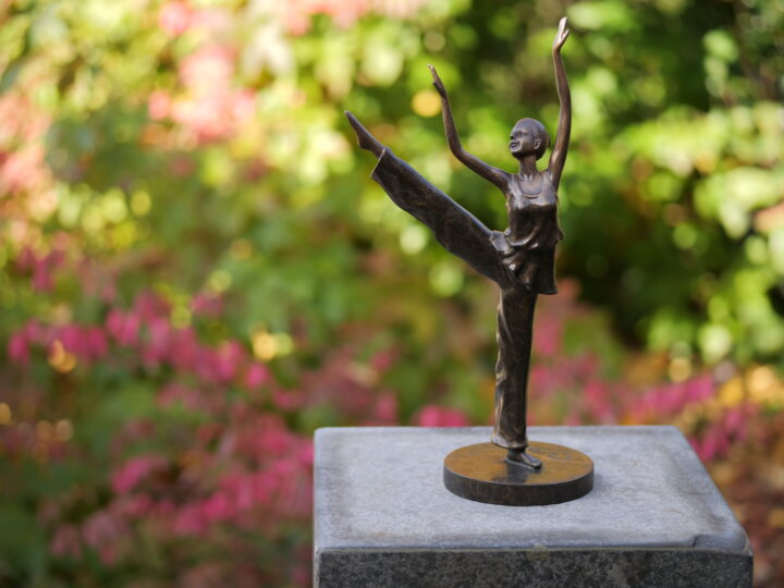 Bronzeskulptur "Tanzende Frau"