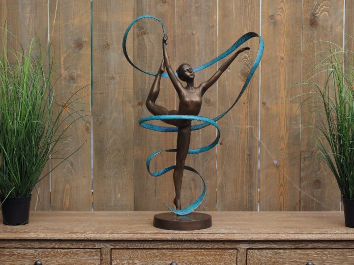 Bronzeskulptur "Turnerin mit Band"