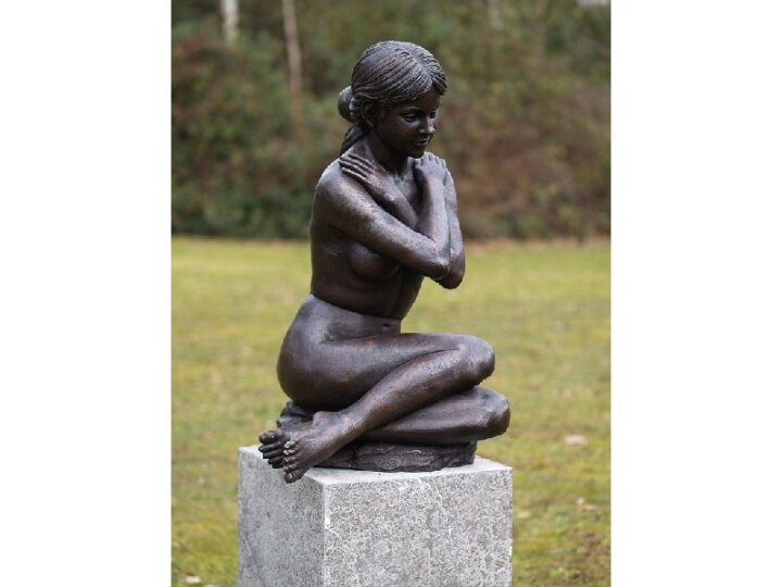 Sitzende nackte Frau