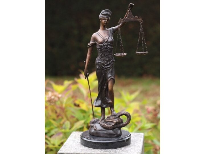 Kleine Frau Justitia