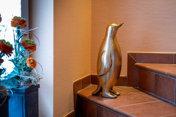 Pinguin matt Goldfarben – Bild 2