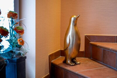 Pinguin matt Goldfarben