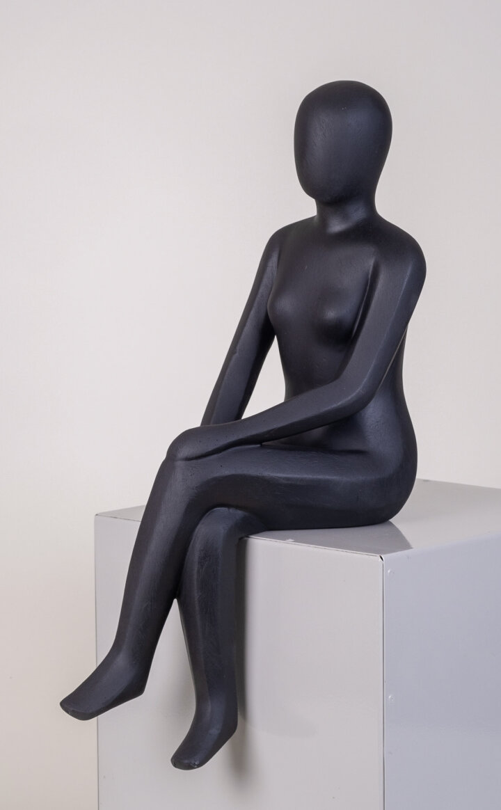 Sitzende Frau Schwarz – Bild 8