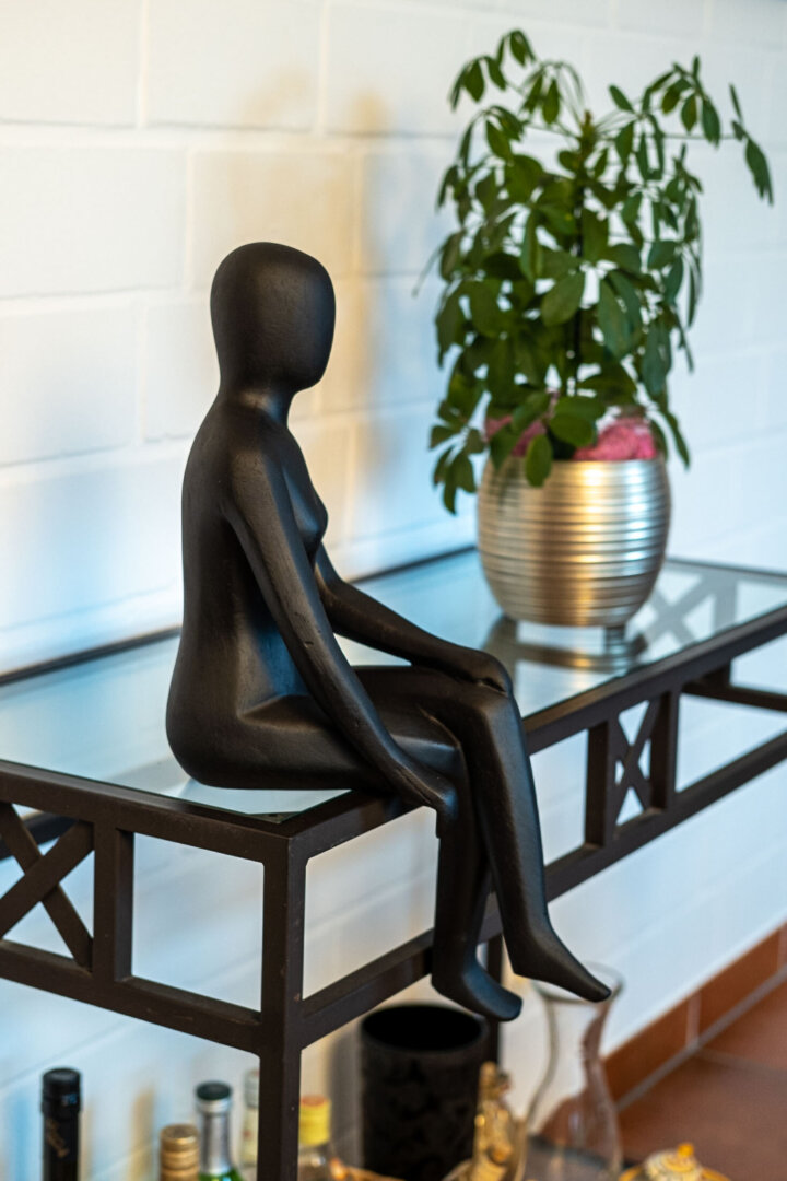Sitzende Frau Schwarz – Bild 5