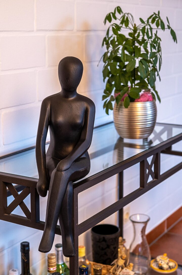 Sitzende Frau Schwarz