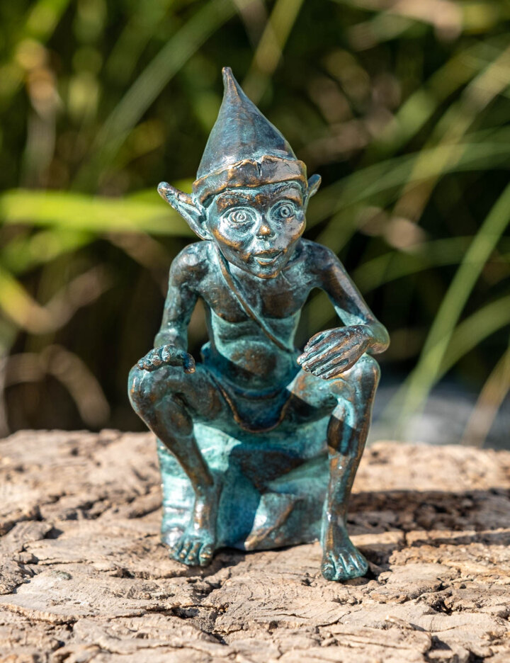 Bronze Figur Pixie sitzend auf Stein – Bild 3