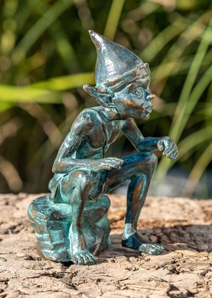 Bronze Figur Pixie sitzend auf Stein – Bild 4