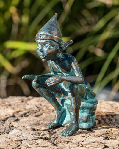 Bronze Figur Pixie sitzend auf Stein
