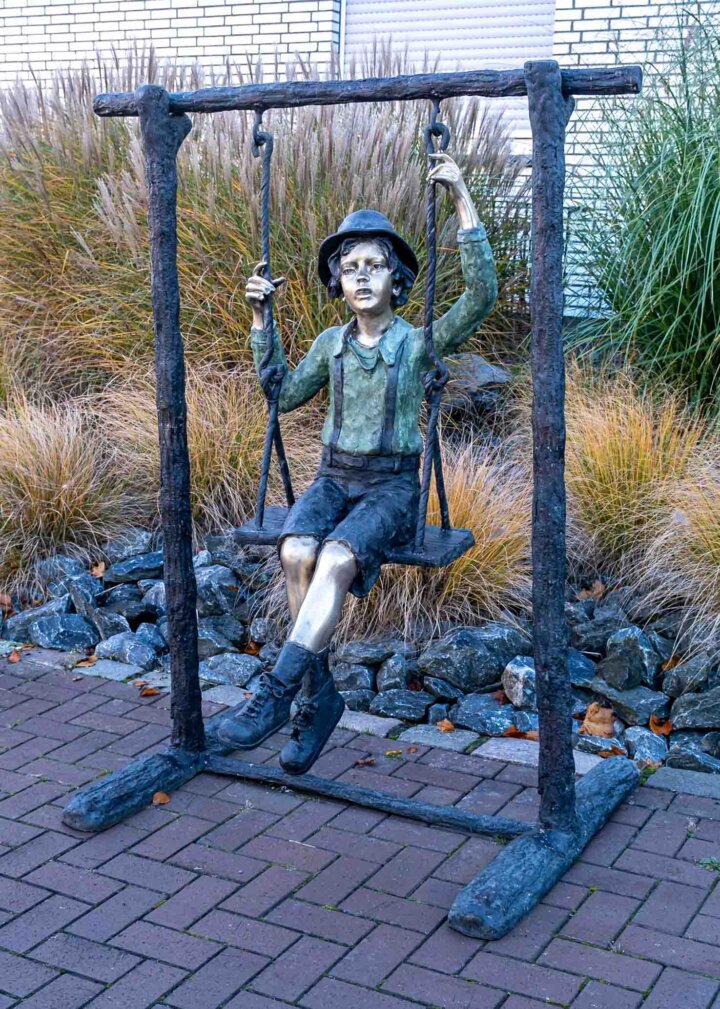 Bronze "Junge auf Schaukel" – Bild 2