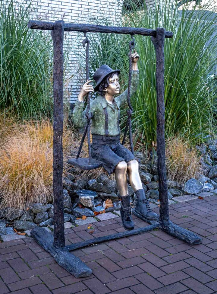 Bronze "Junge auf Schaukel" – Bild 3