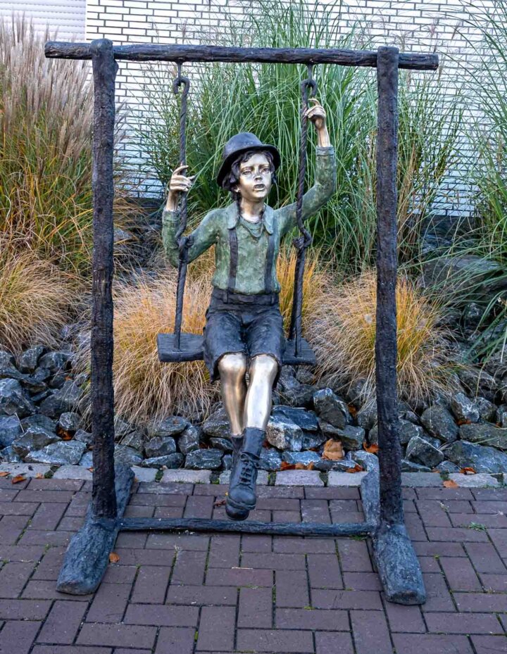 Bronze "Junge auf Schaukel"